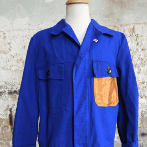 Veste de travail customisée avec empiècements de tissu dans une démarche d'upcycling
