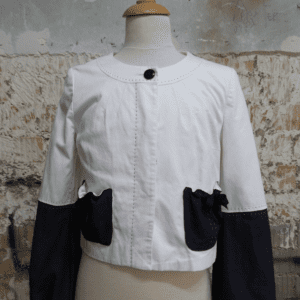 Veste blanche customisée avec broderie en empiècement de tissu dans une démarche d'upcycling